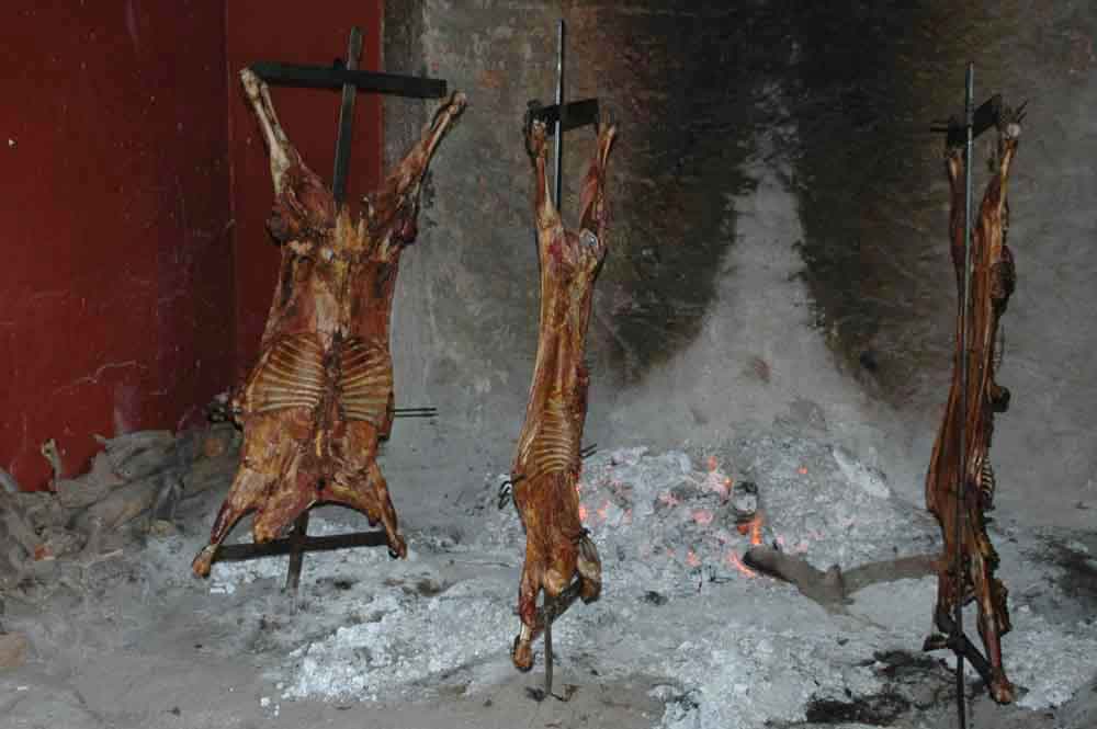 Argentina 106 - península Valdes - faro Punta Delgada - asador de cordero.jpg